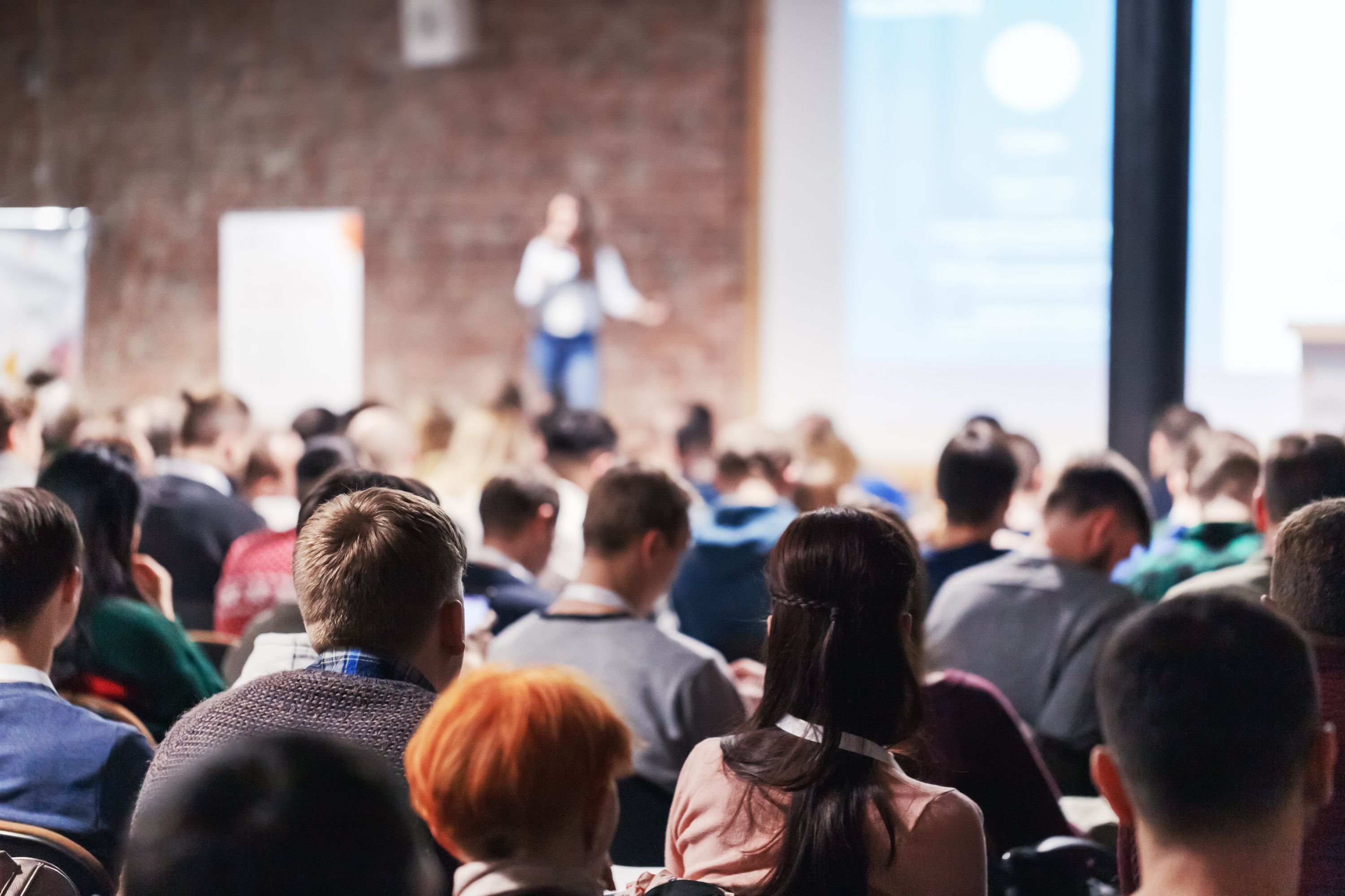 Besucher bei einer Jobmesse mit Vortrag und Karriereangeboten.