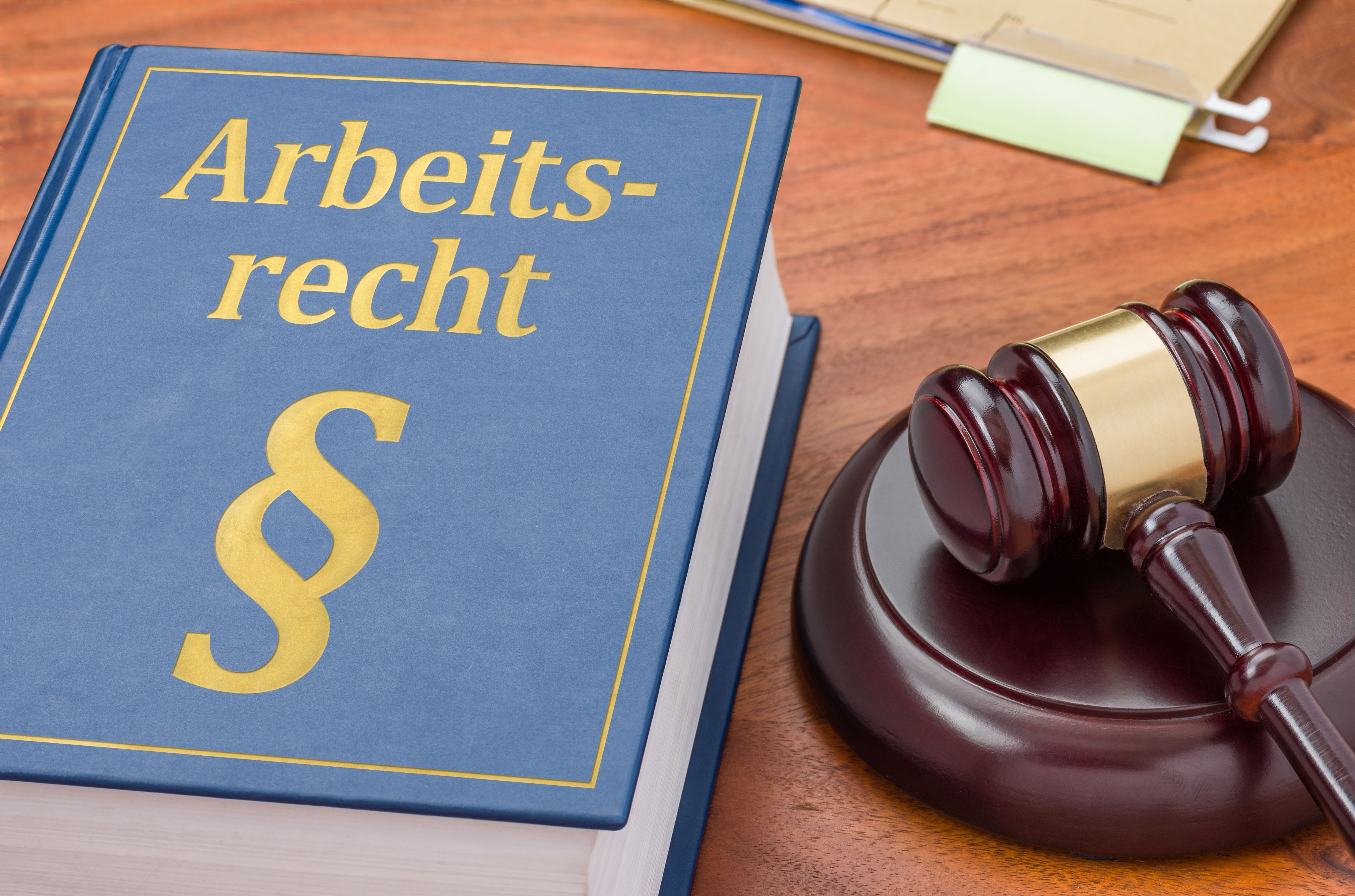 Gesetzbuch zum Arbeitsrecht neben einem Richterhammer