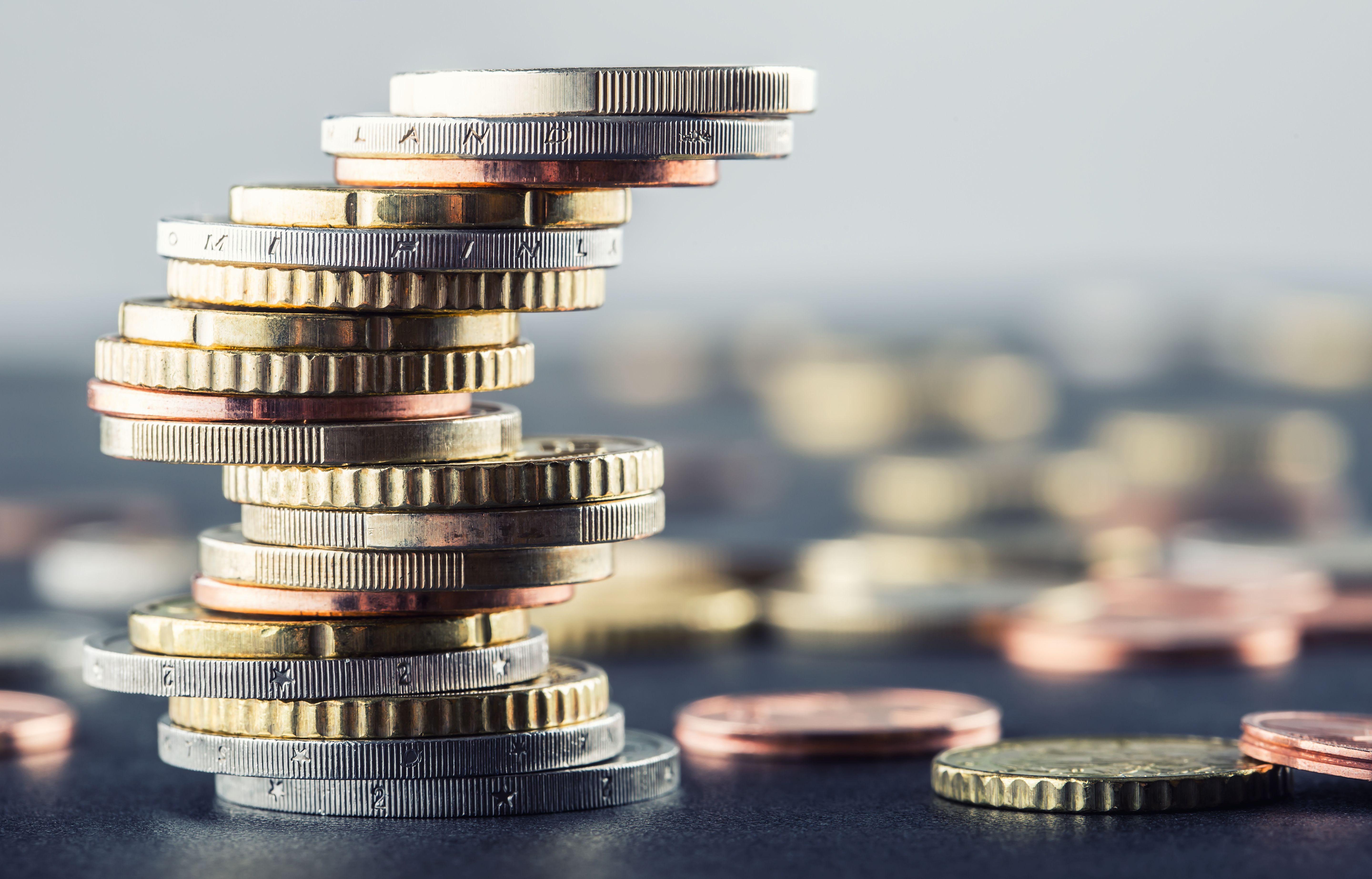 Gestapelte Euro-Münzen als Symbol für Gehaltserhöhung, Gehaltsentwicklung und finanzielle Wertschätzung im Beruf.