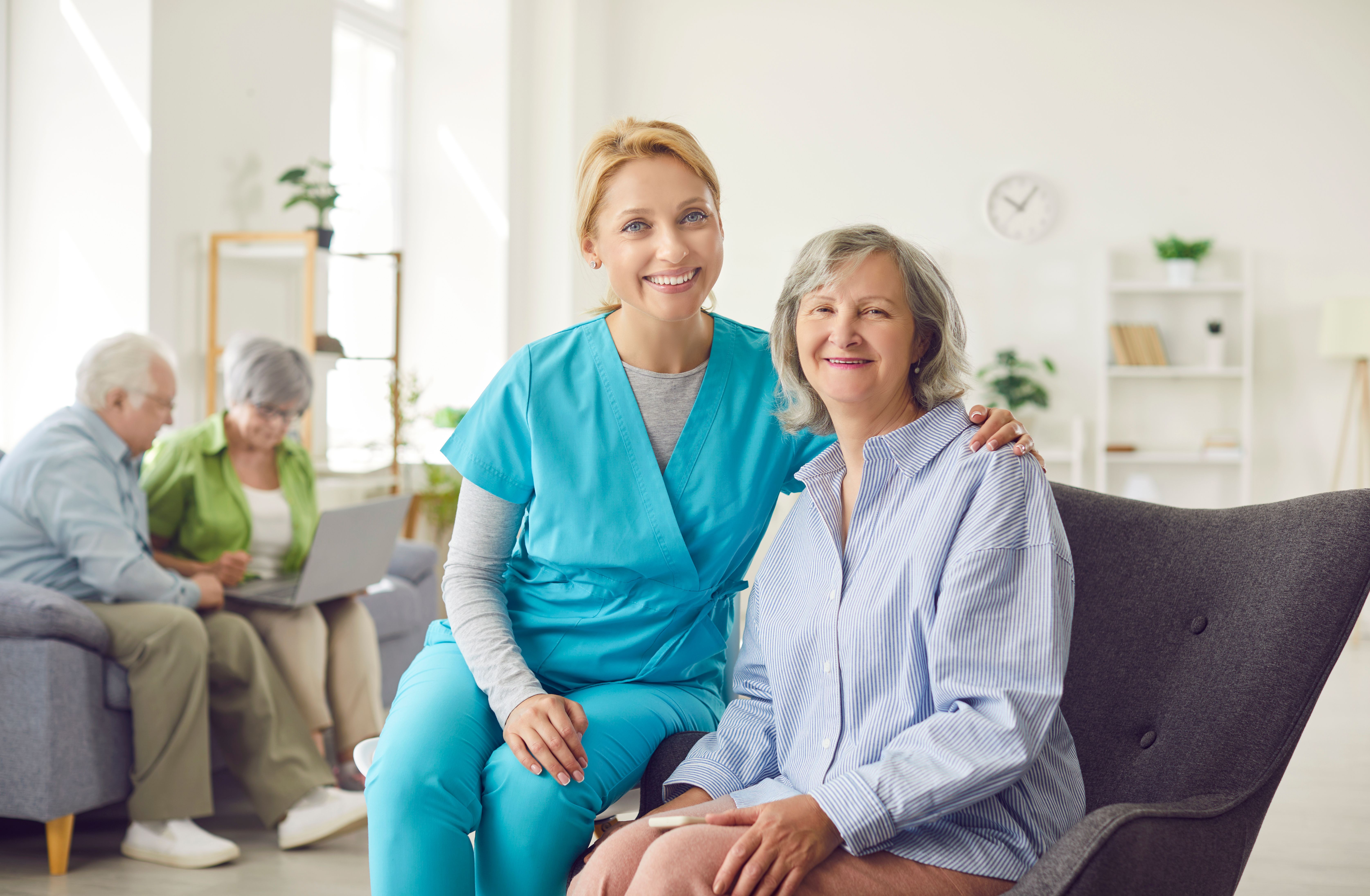 Quereinsteigerin in der Pflege betreut eine Seniorin in einer Pflegeeinrichtung