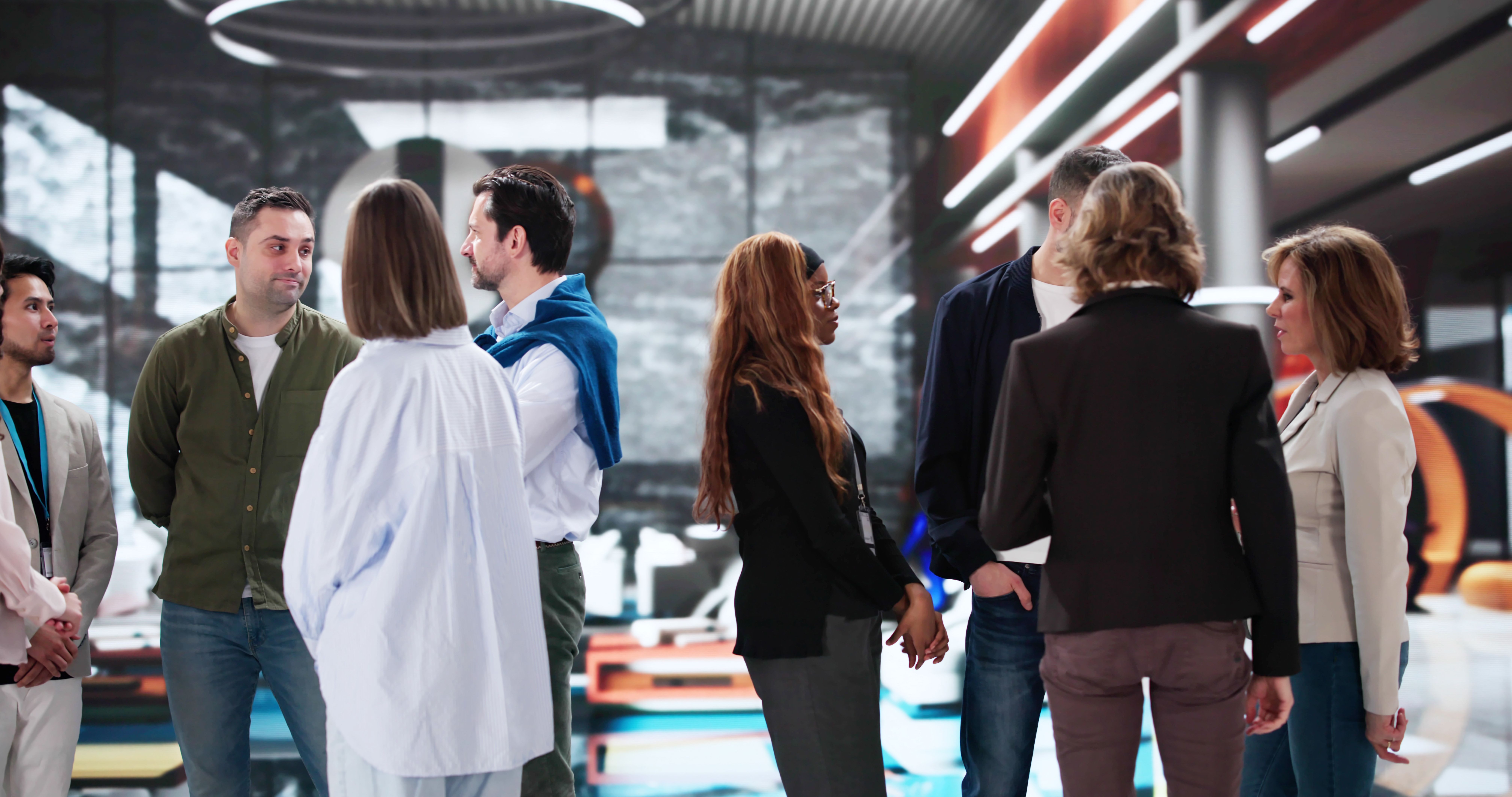 Besucherinnen und Besucher führen Gespräche mit Arbeitgebern und Recruitern auf einer Jobmesse in Gera.