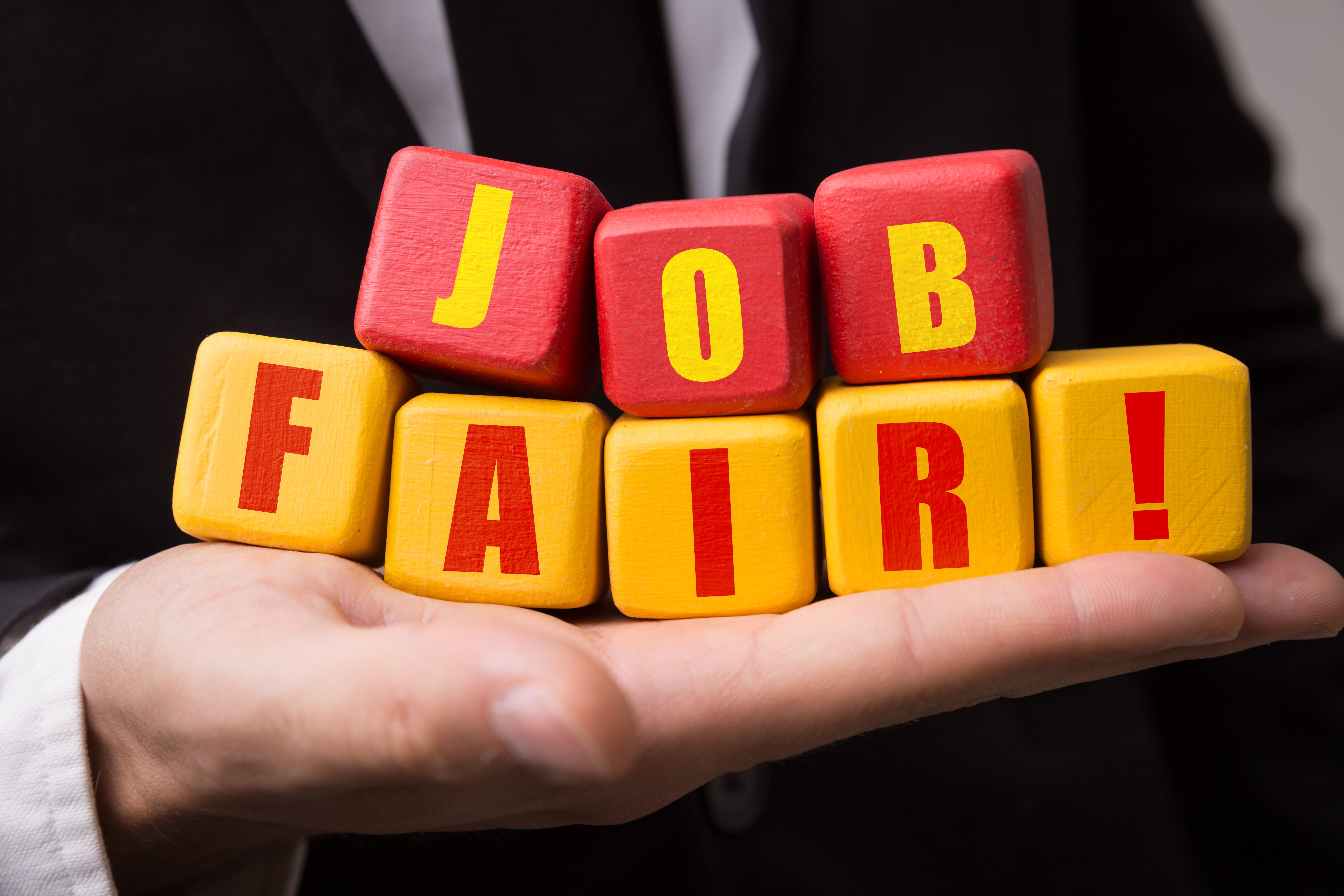 Holzwürfel mit der Aufschrift „Job Fair“ als Symbol für Jobmessen, Karriere-Events und berufliche Chancen in Niedersachsen.