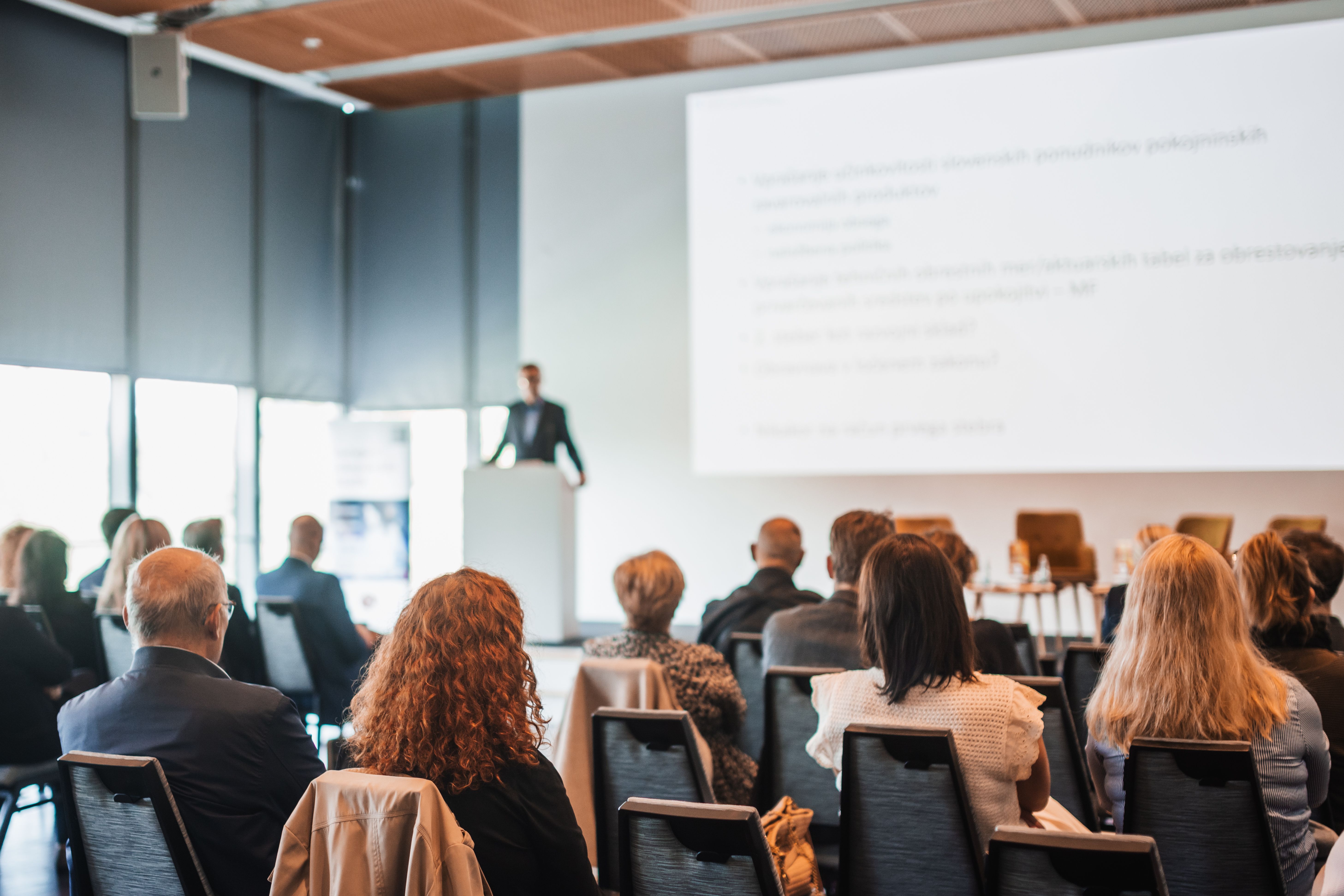 Karriere-Event mit Vortrag und Publikum in Konferenzraum.