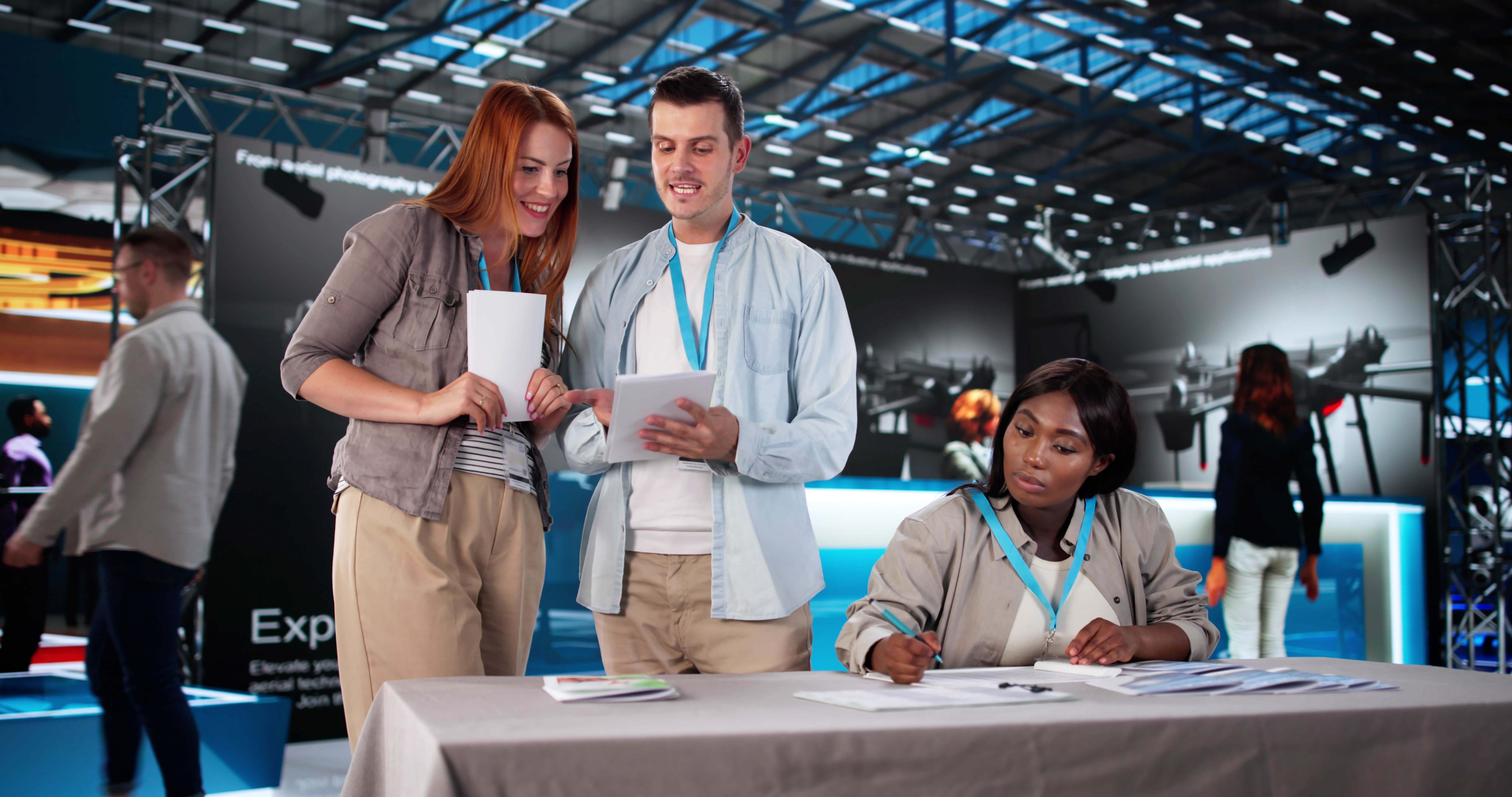 Besucherinnen und Besucher informieren sich an einem Messestand auf einer Jobmesse in Dresden und knüpfen Kontakte zu potenziellen Arbeitgebern.