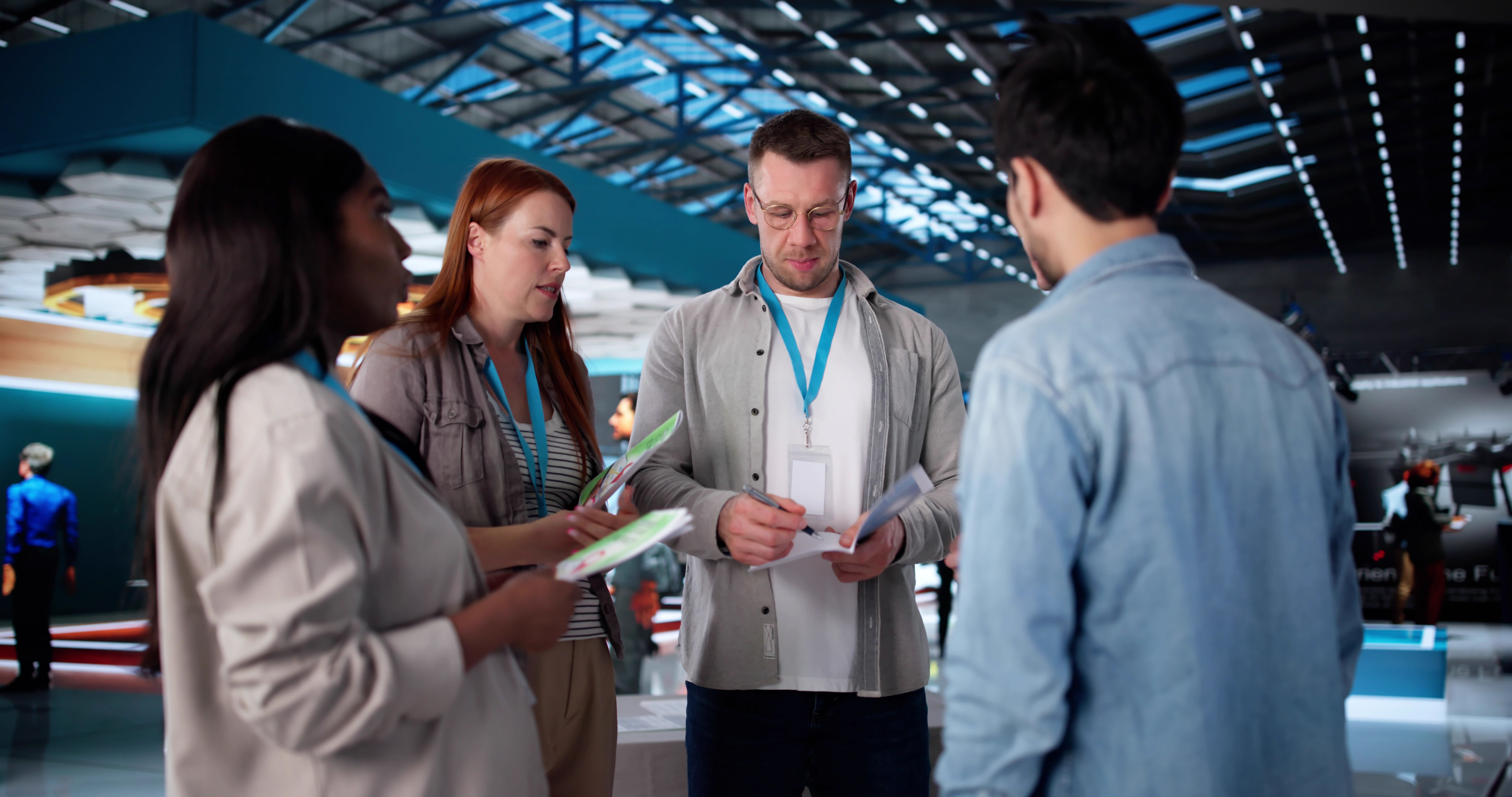 Besucherinnen und Besucher tauschen sich auf einer Jobmesse in Bayern mit Unternehmen über Jobs, Ausbildung und Karrierechancen aus.