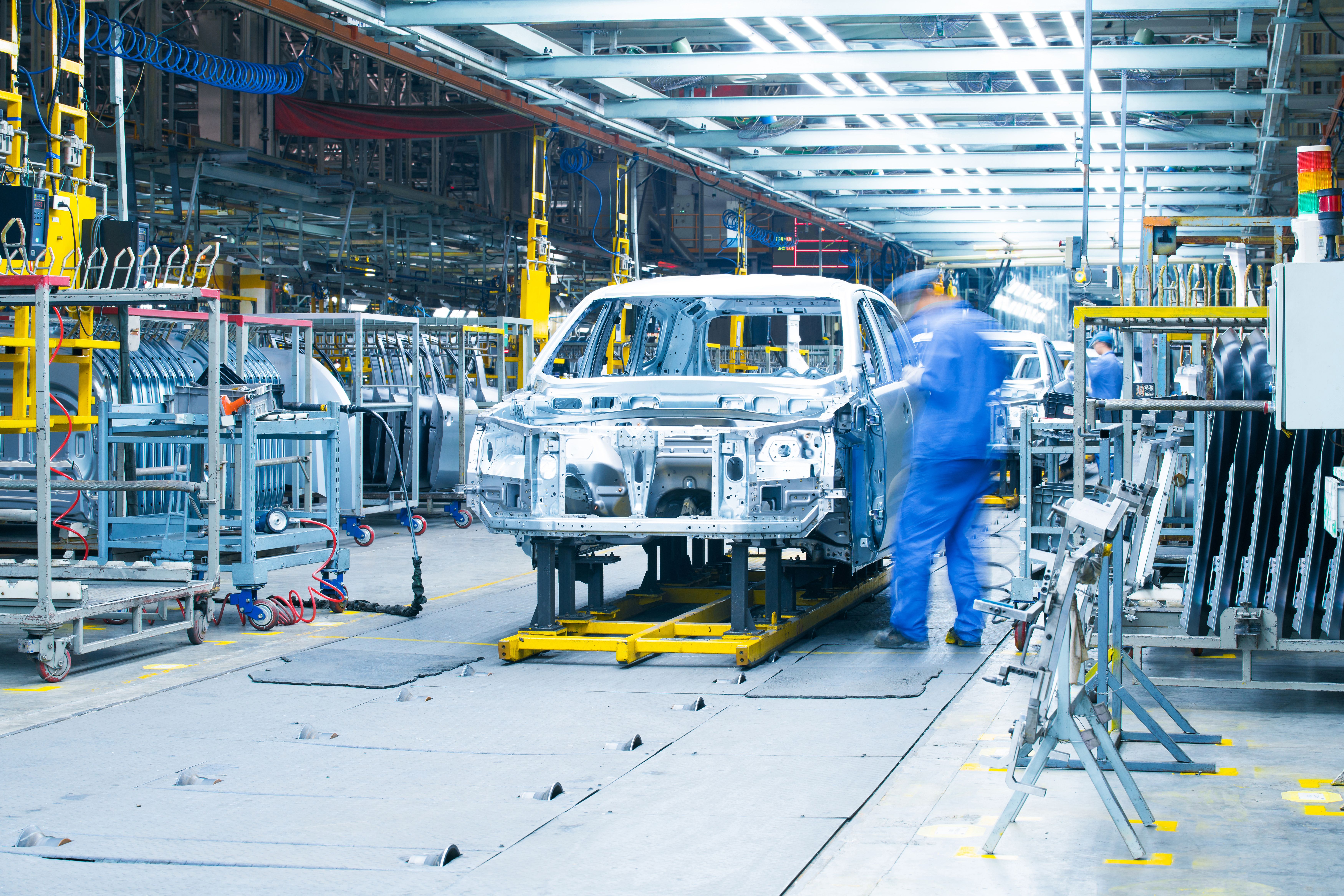 Moderne Automobilproduktion in einem Werk in Baden-Württemberg mit Fahrzeugkarosserien an der Fertigungslinie.