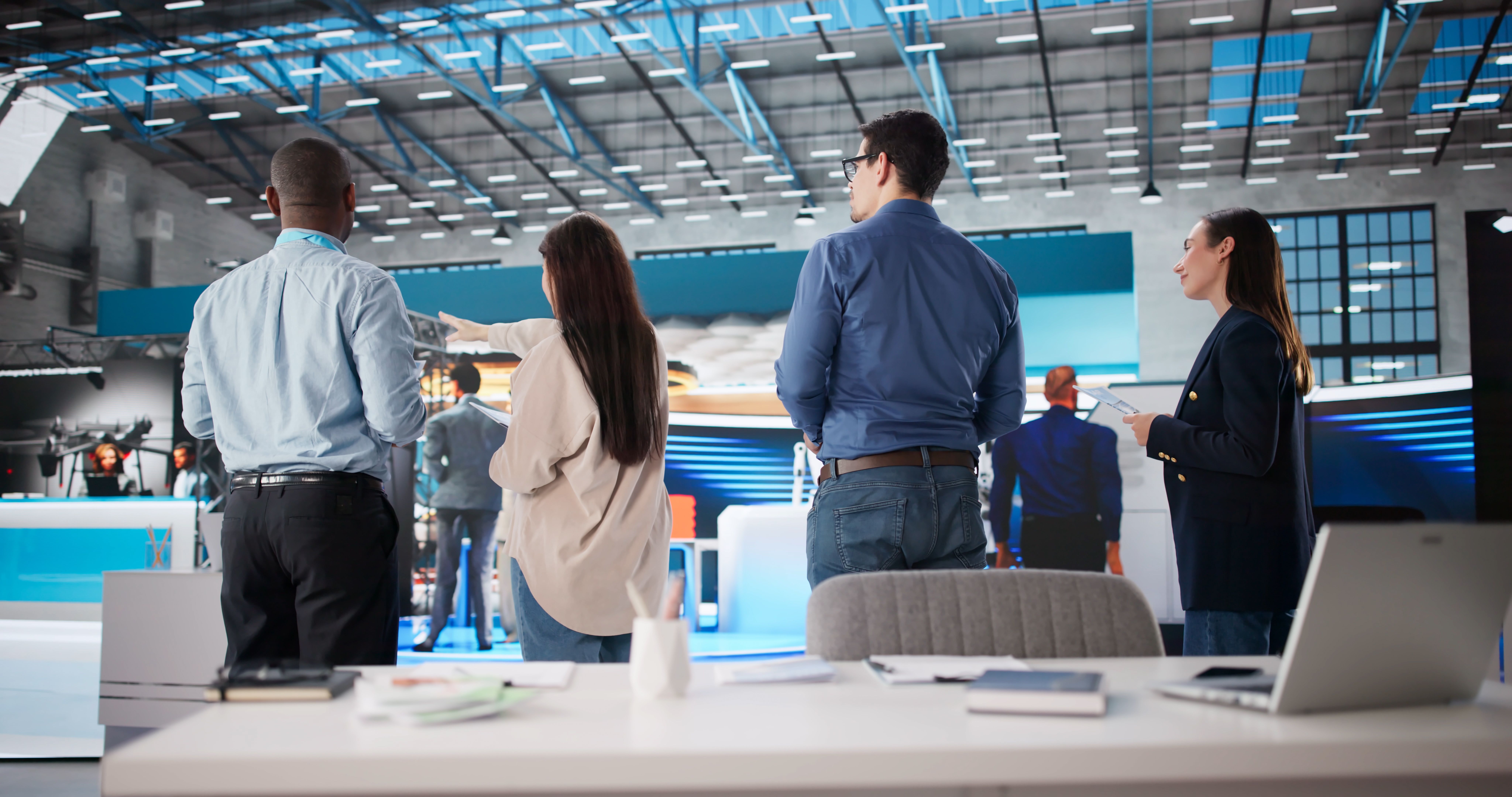 Besucherinnen und Besucher erkunden eine Jobmesse in Bremen und informieren sich an den Messeständen über Jobs, Ausbildung und Karrieremöglichkeiten.