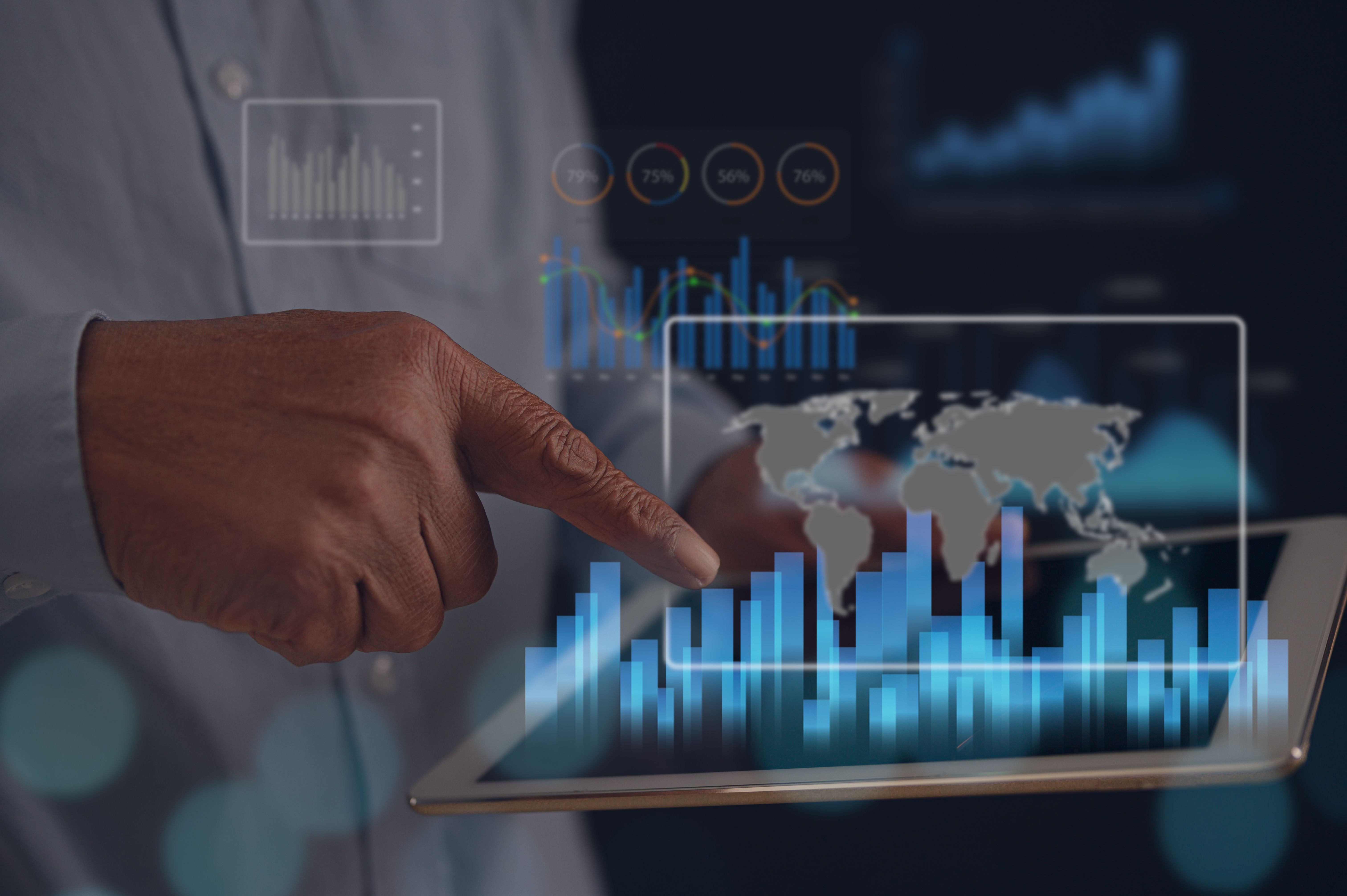 Senior nutzt ein digitales Tablet mit Börsendaten und Aktiencharts im Finanz- und Investmentkonzept. Moderne Finanzmanagement-Technologie mit KPI-Dashboard und Datenanalyse.