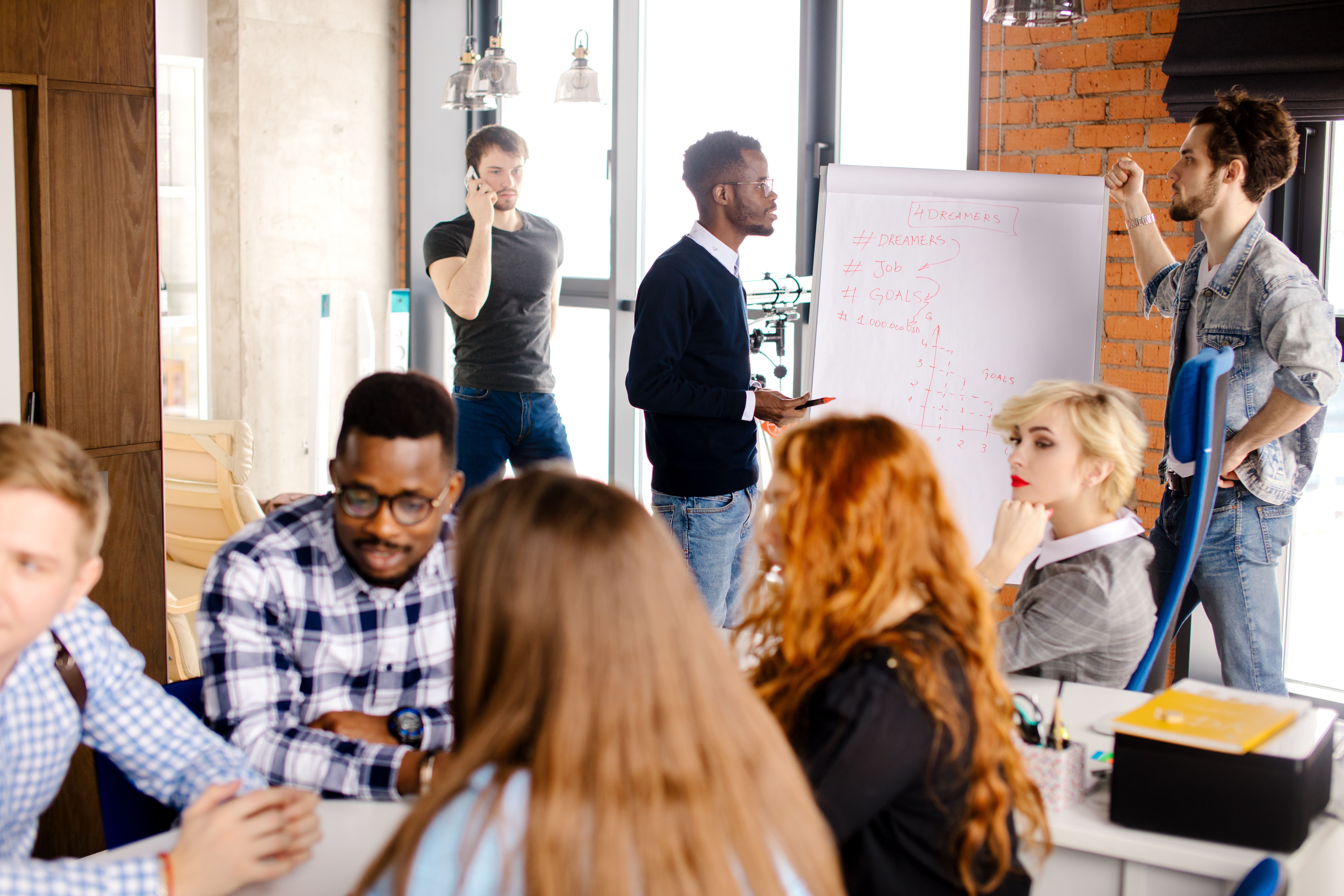Teilnehmer im Gespräch auf einer Jobmesse und Karriereveranstaltung in Deggendorf