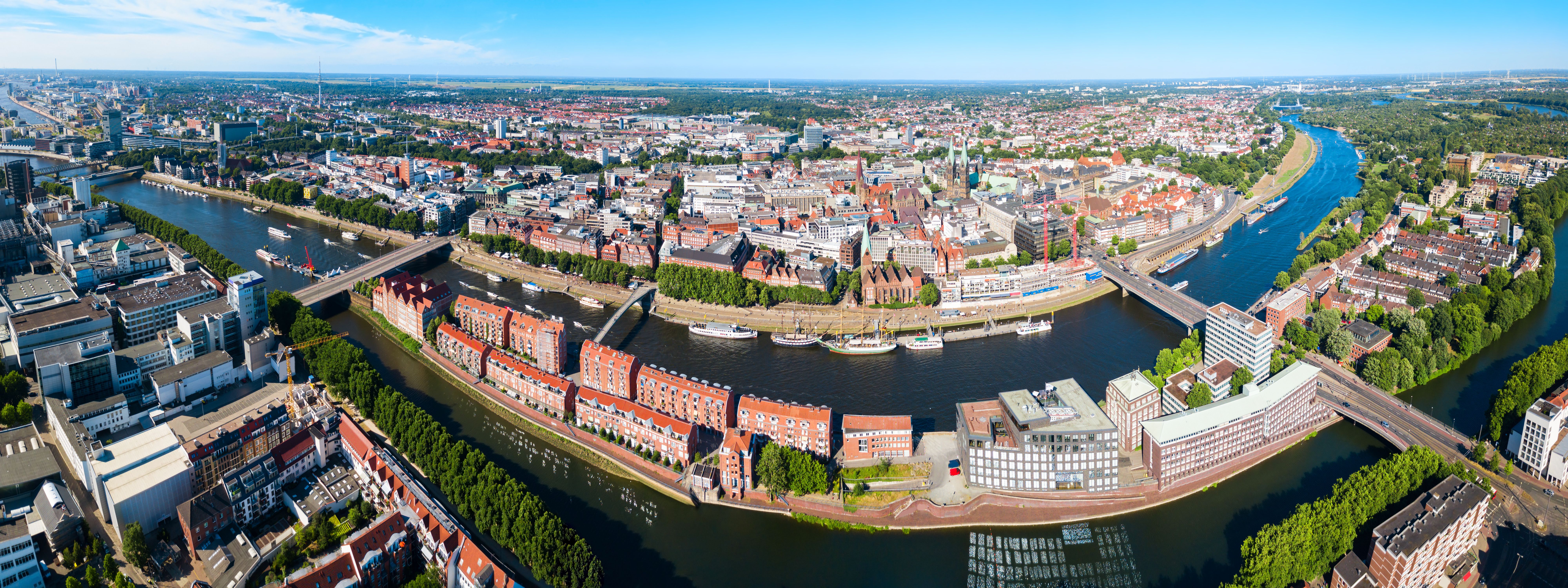Panoramablick auf die Bremer Innenstadt mit der Weser, historischen Gebäuden und dem Stadtzentrum aus der Vogelperspektive.