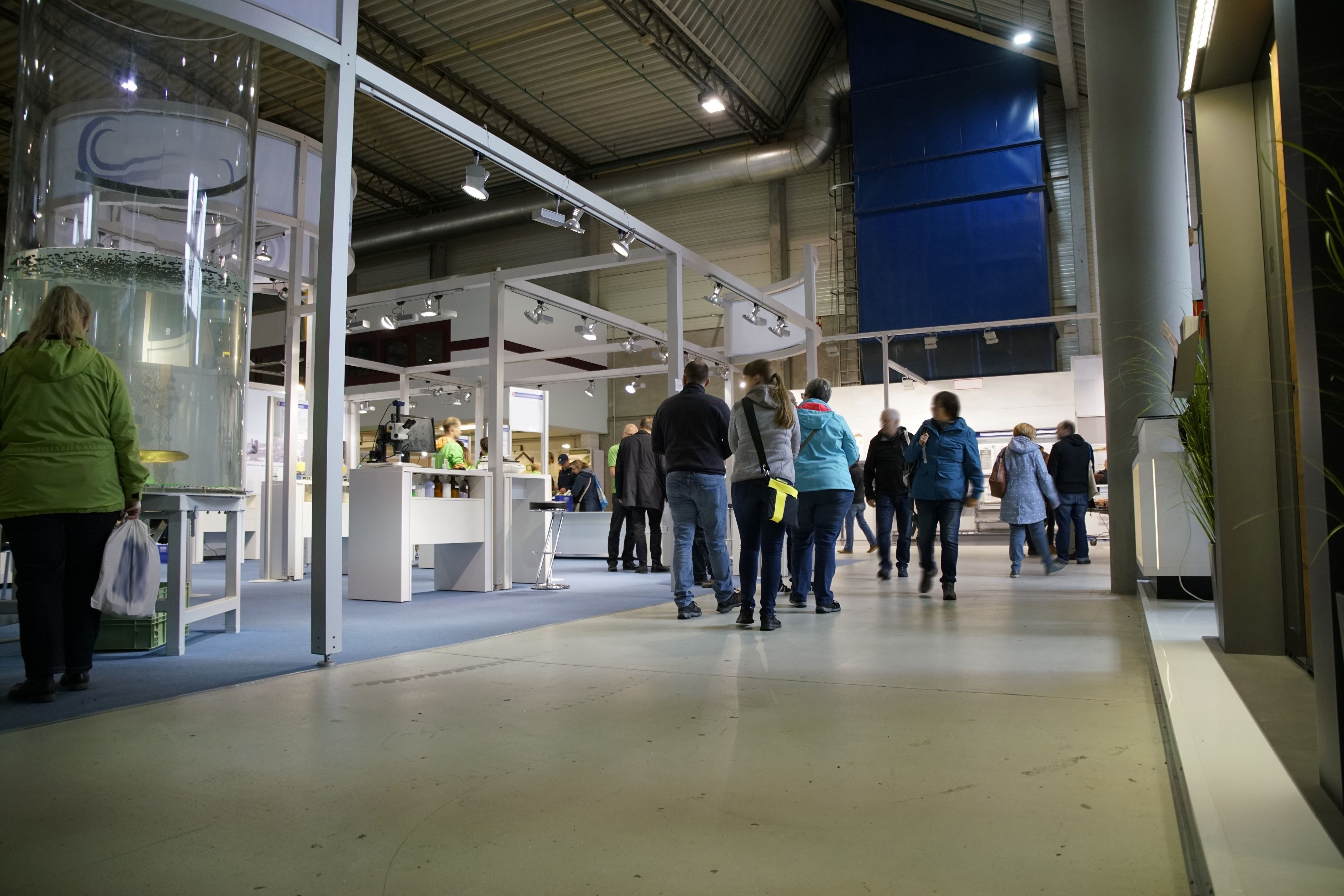 Besucher auf einer Jobmesse in Erfurt informieren sich an Messeständen über Jobs und Karrierechancen