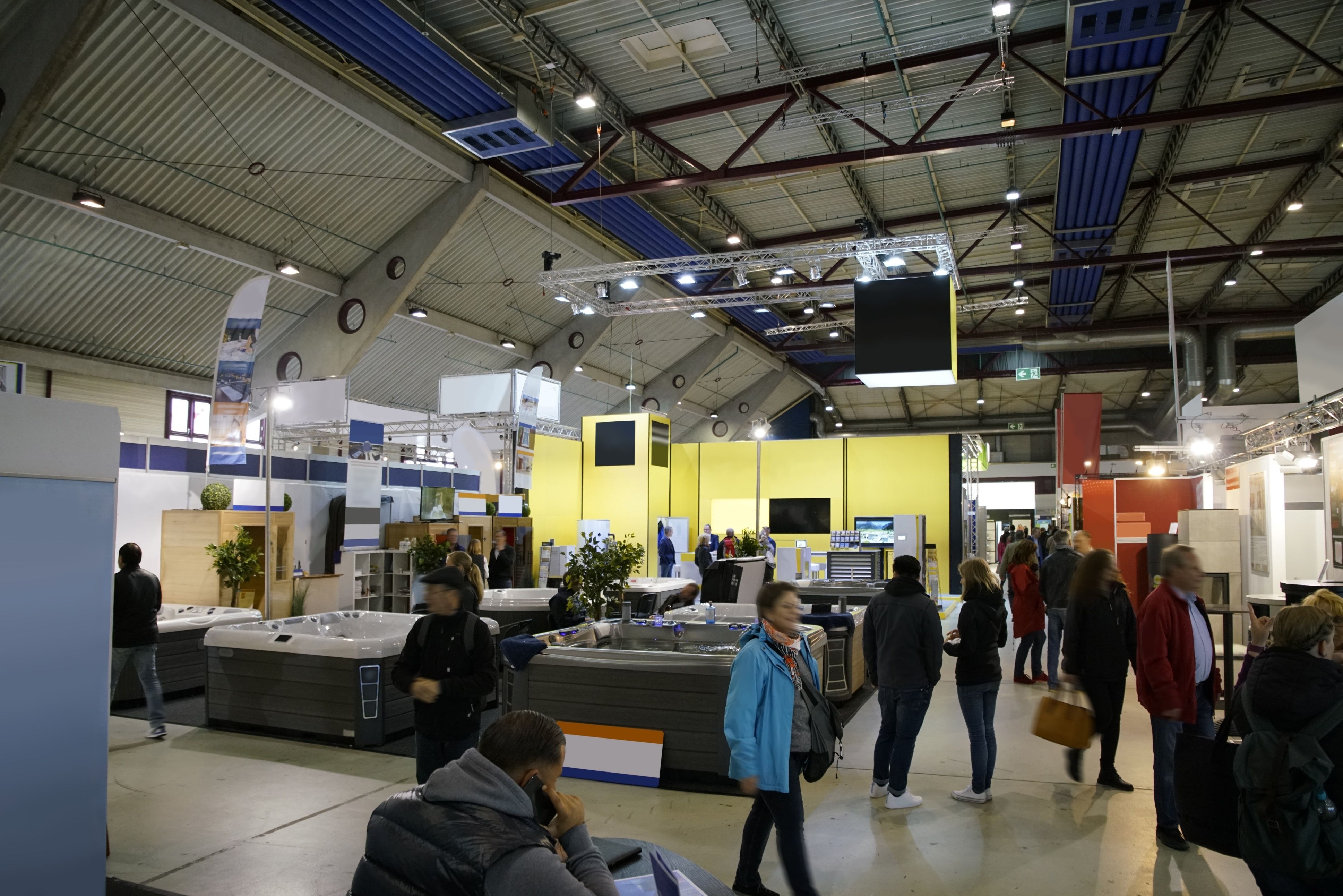 Besucherinnen und Besucher auf einer Karrieremesse in einer modernen Messehalle mit Ausstellern, Informationsständen und persönlichen Gesprächen zu Jobs und Ausbildungsmöglichkeiten
