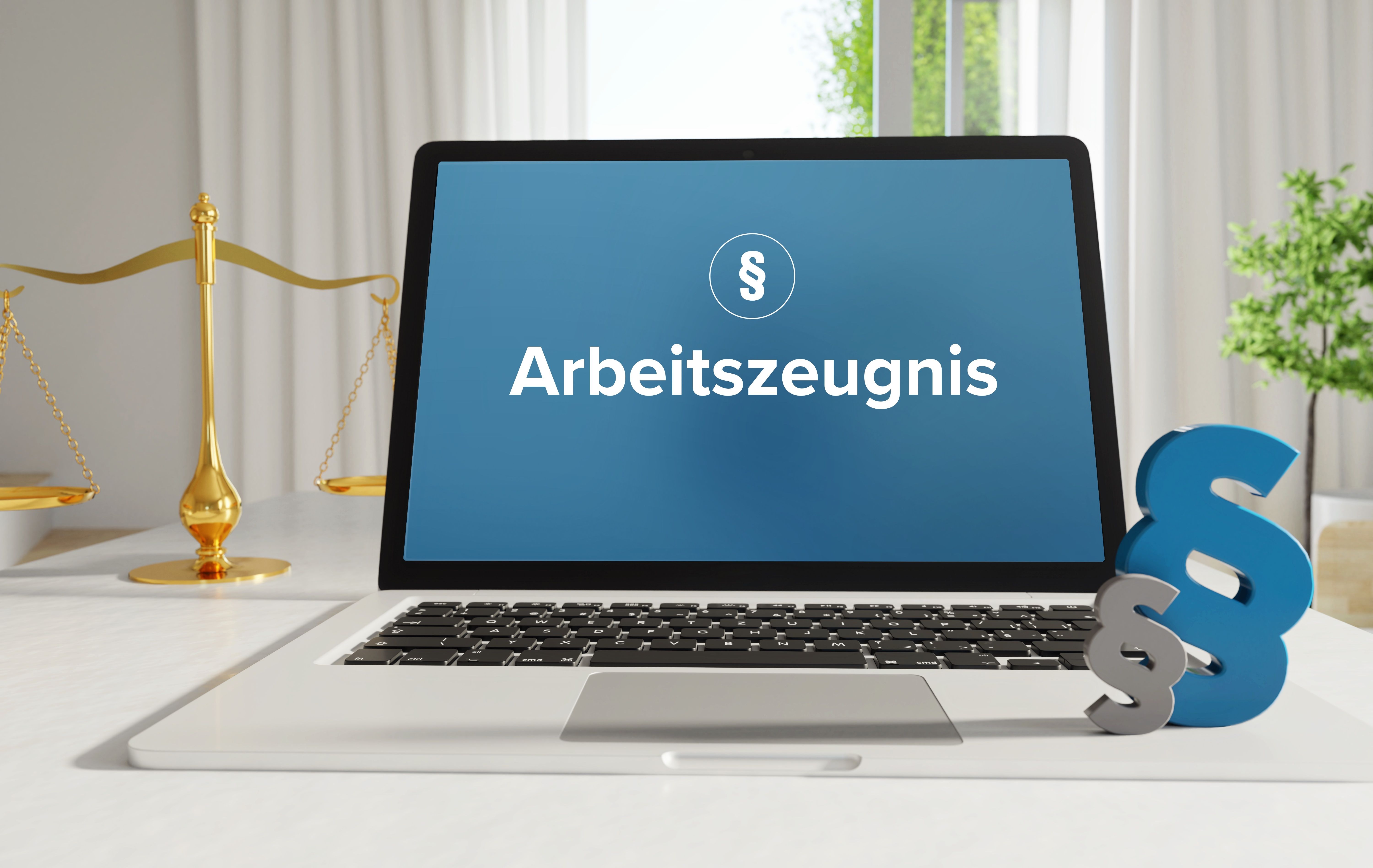 Laptop mit dem Schriftzug „Arbeitszeugnis“ sowie Paragrafenzeichen und Justizwaage als Symbol für rechtliche Vorgaben und die Bewertung von Arbeitszeugnissen.