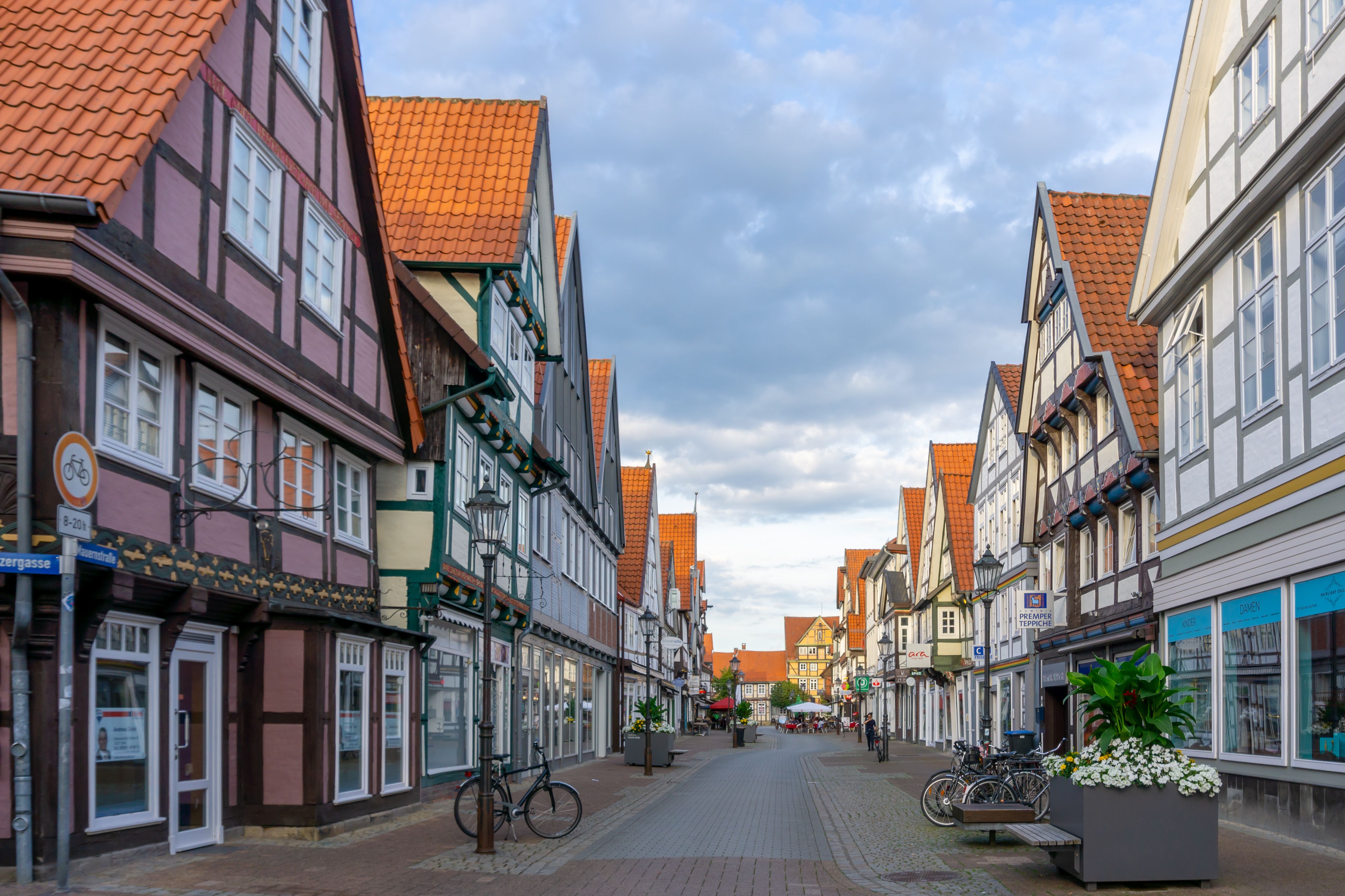 Historische Altstadt von Celle mit liebevoll restaurierten Fachwerkhäusern, Geschäften und Fußgängerzone im Herzen der niedersächsischen Residenzstadt