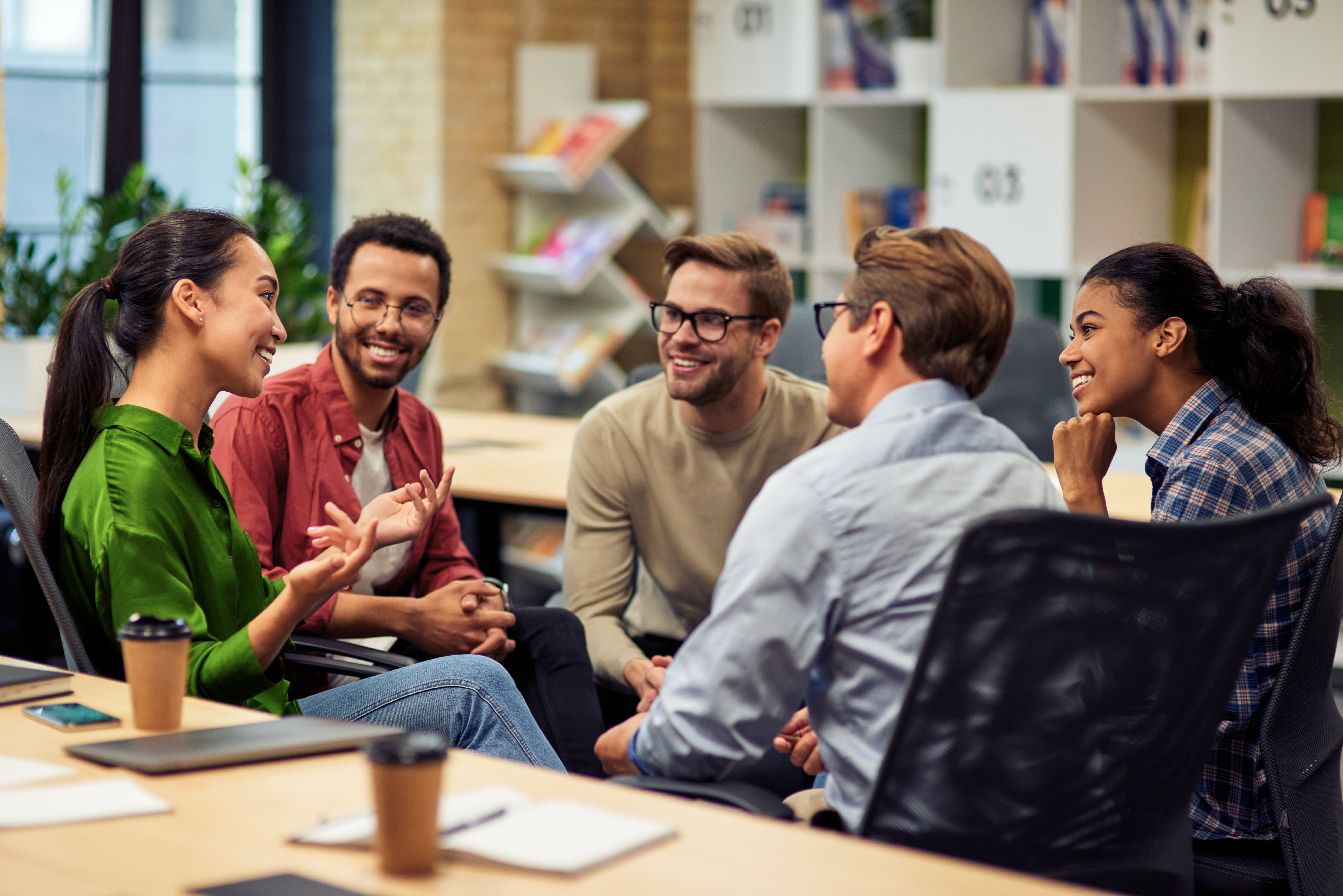 Teilnehmende im Gespräch bei einem Karriere- und Networking-Event zur Berufsorientierung und Jobsuche