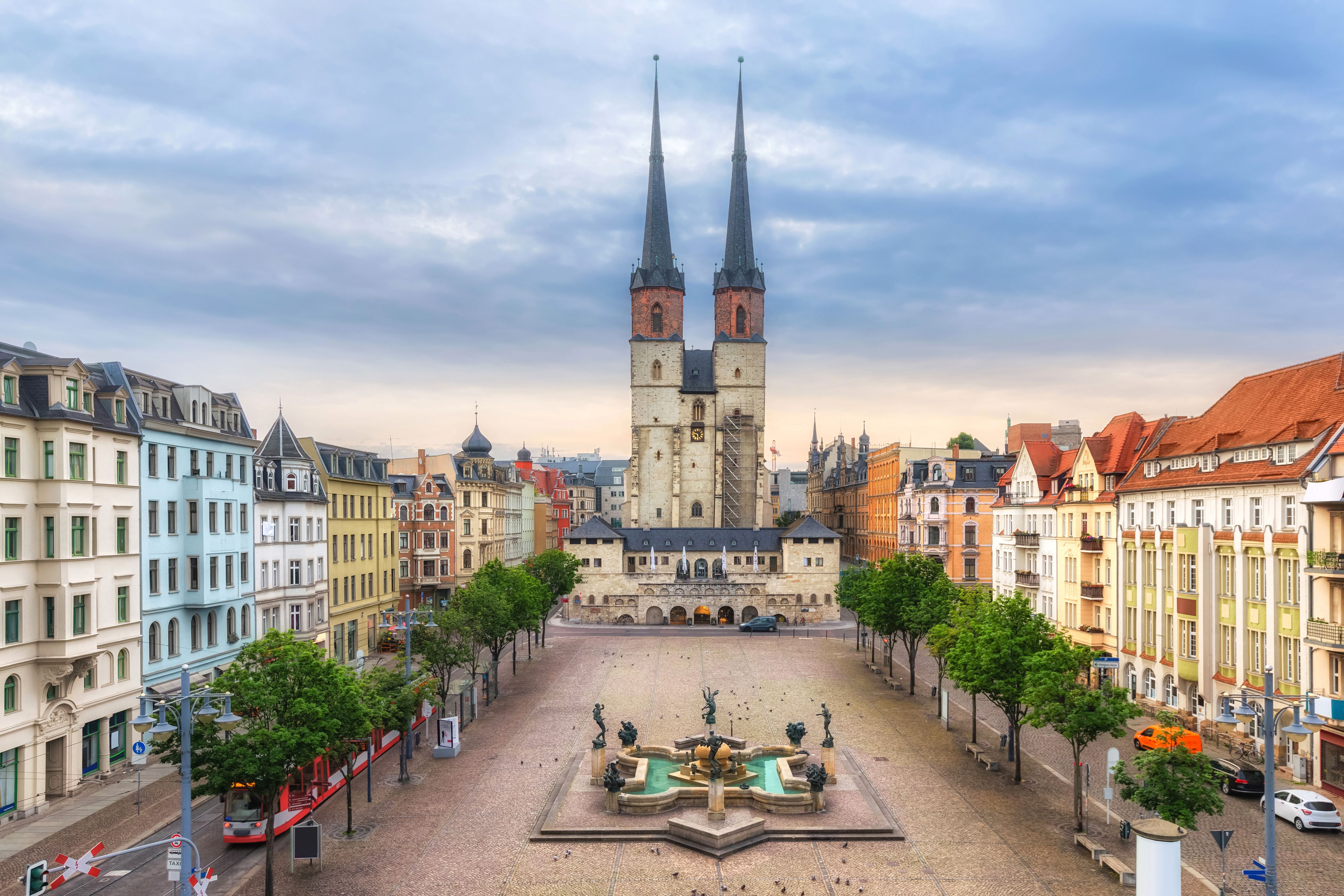 Historischer Marktplatz mit der Marktkirche Unser Lieben Frauen im Zentrum von Halle (Saale) in Sachsen-Anhalt.