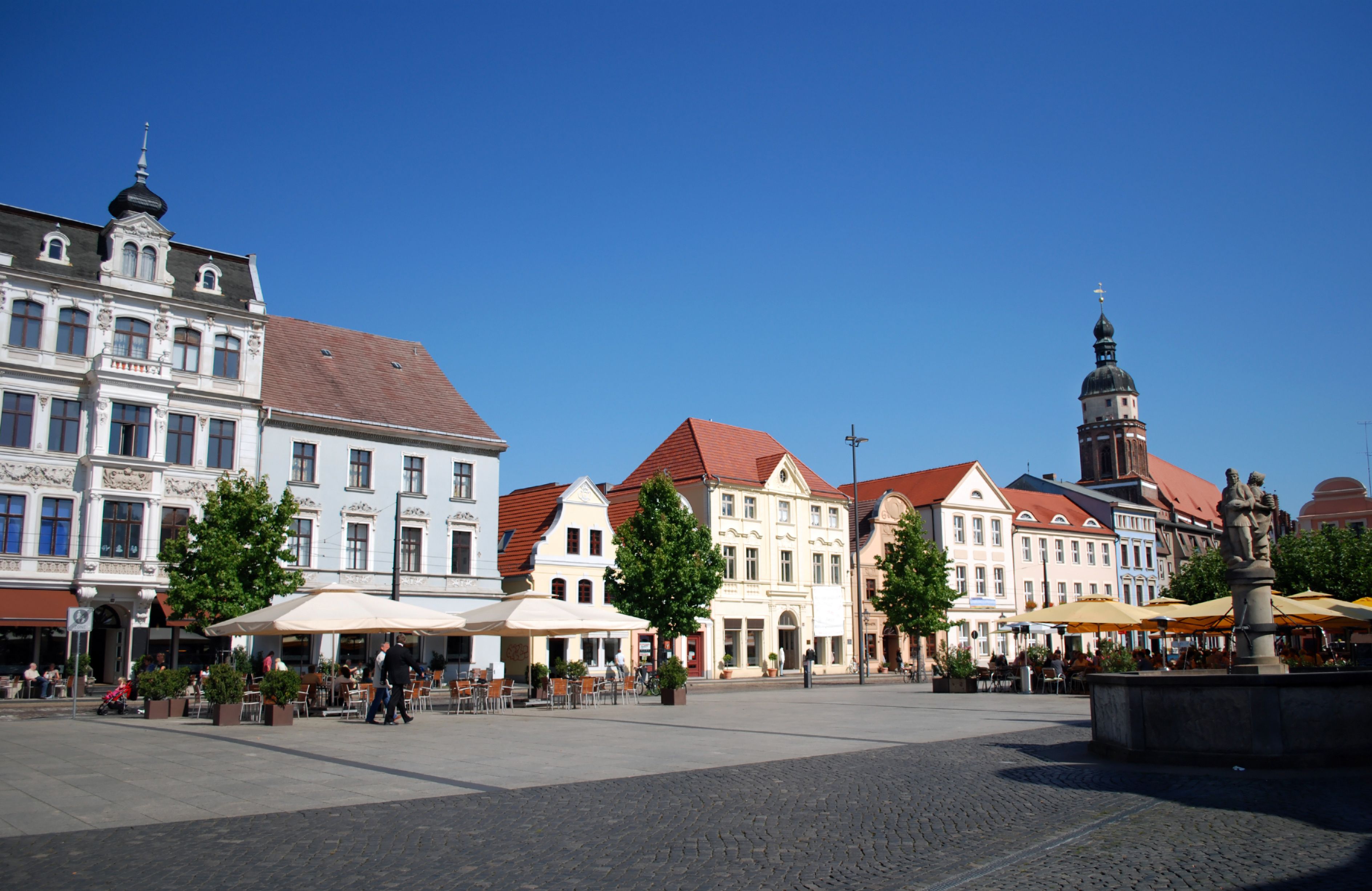 Altmarkt in Cottbus mit historischen Bürgerhäusern, Cafés und der Oberkirche St. Nikolai im Herzen der Lausitzer Universitätsstadt