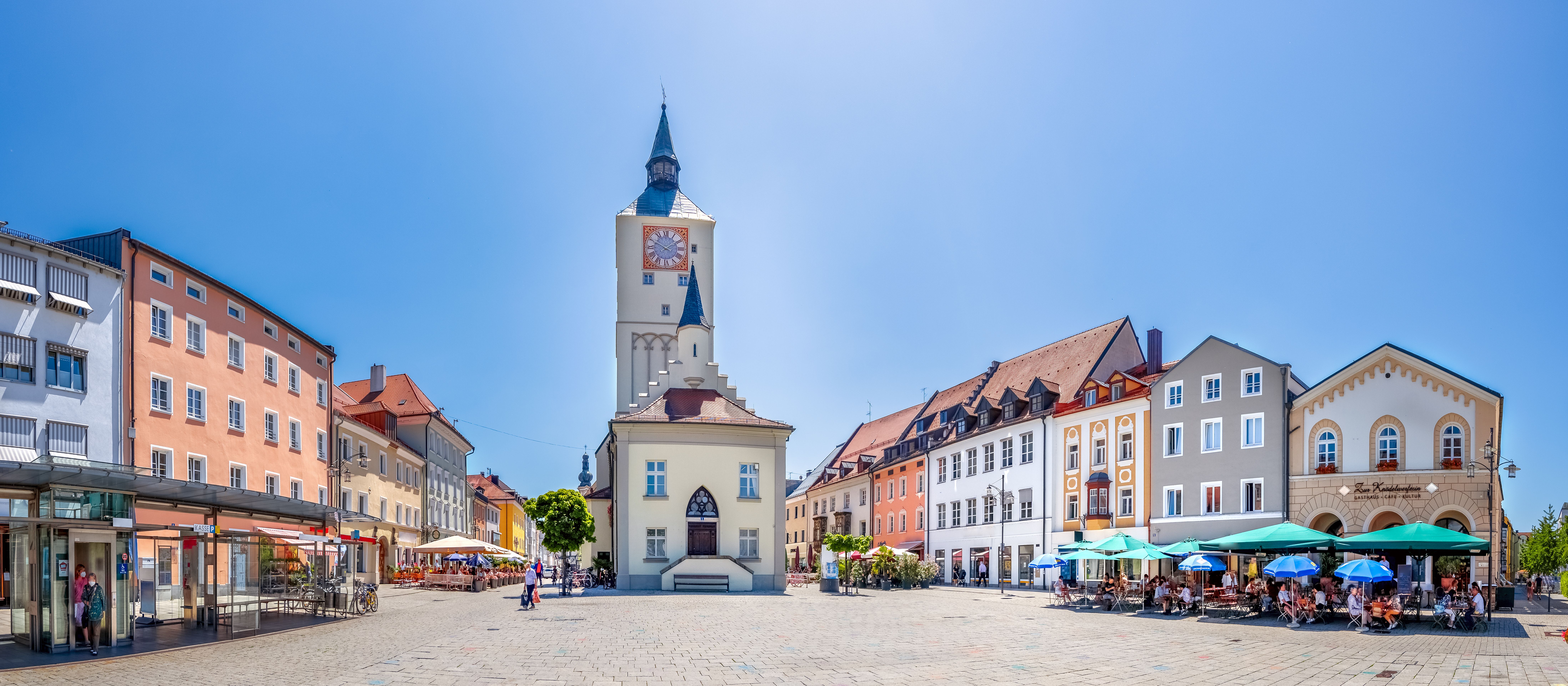 Historischer Stadtplatz mit Altem Rathaus im Zentrum von Deggendorf in Niederbayern