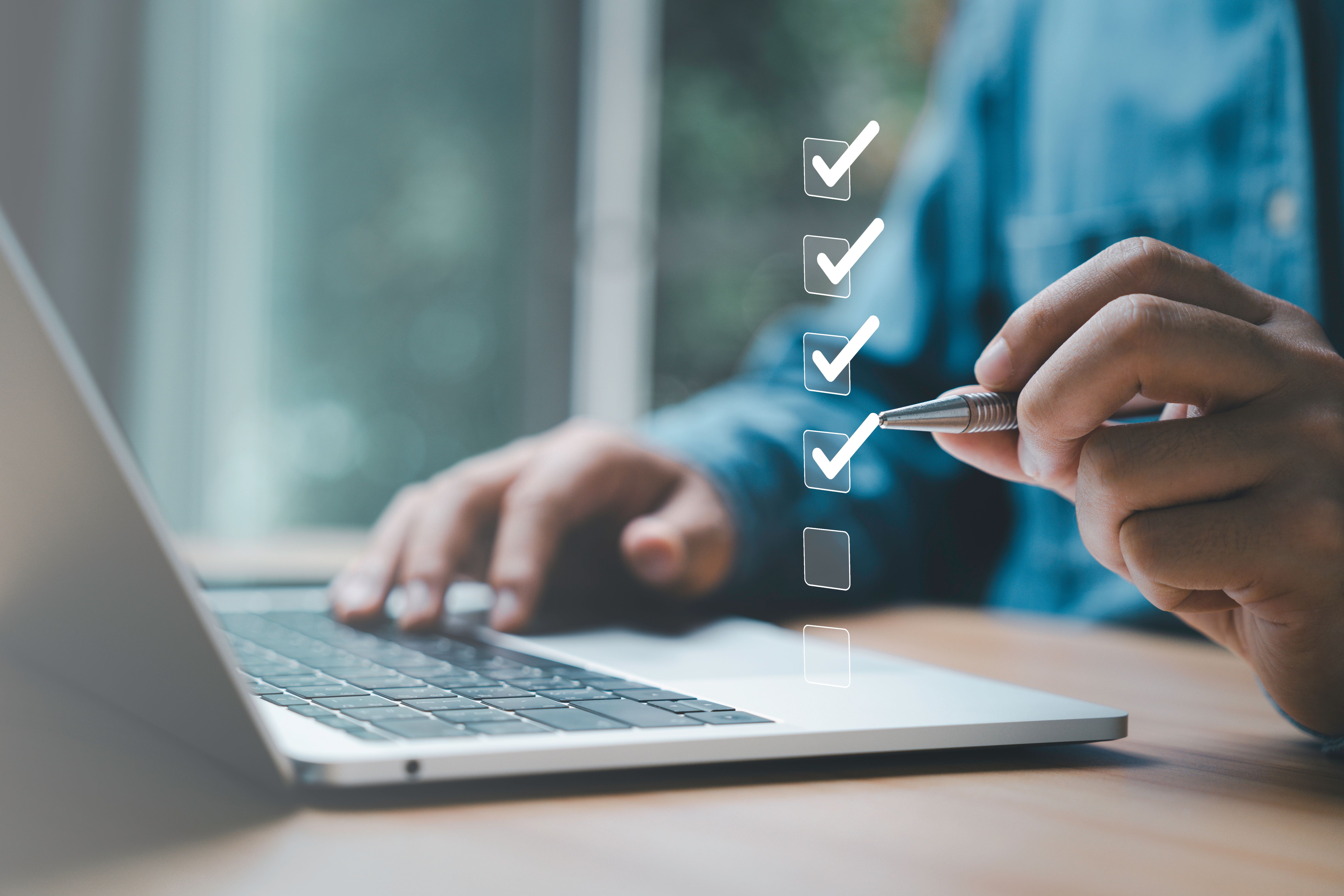Person prüft mit einer digitalen Checkliste die wichtigsten Inhalte eines Minijob-Arbeitsvertrags auf einem Laptop.