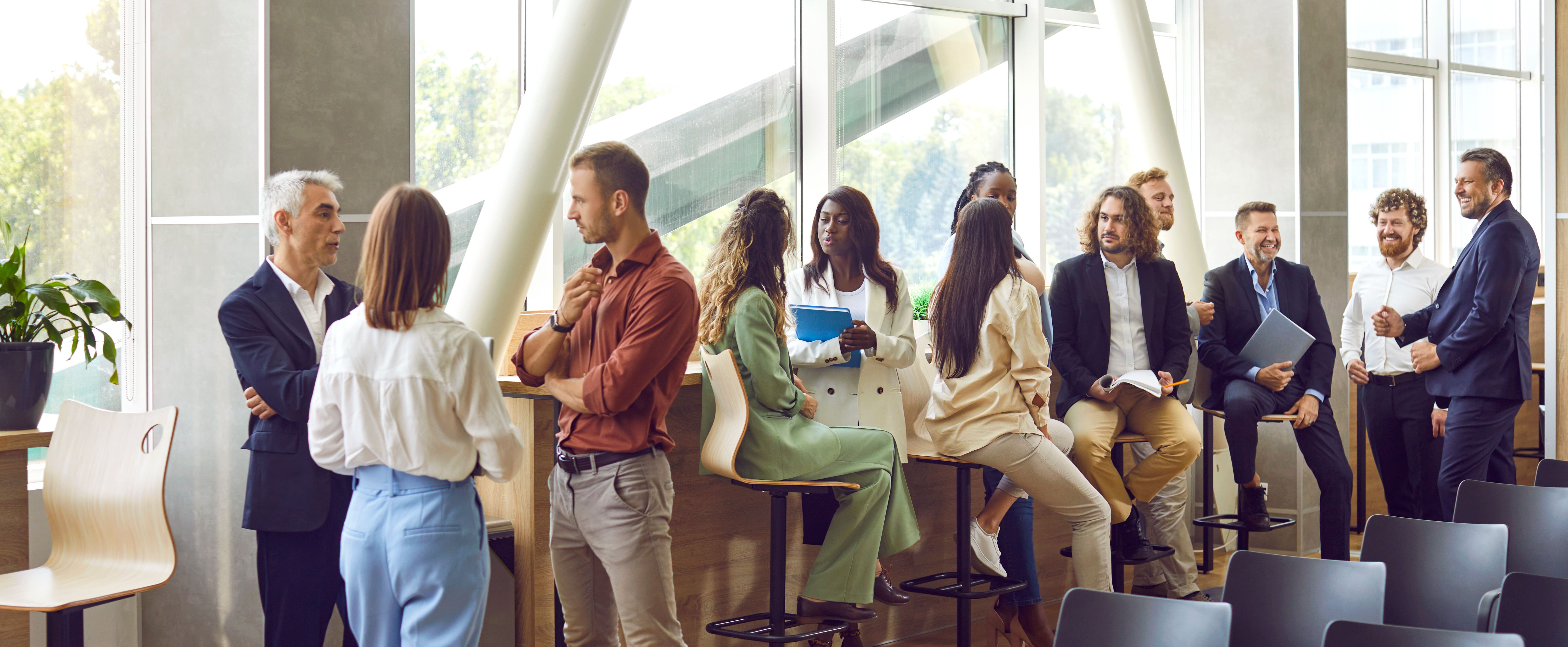 Teilnehmerinnen und Teilnehmer bei einem Karriere- und Networking-Event in Coburg im Austausch mit Unternehmensvertretern und potenziellen Arbeitgebern