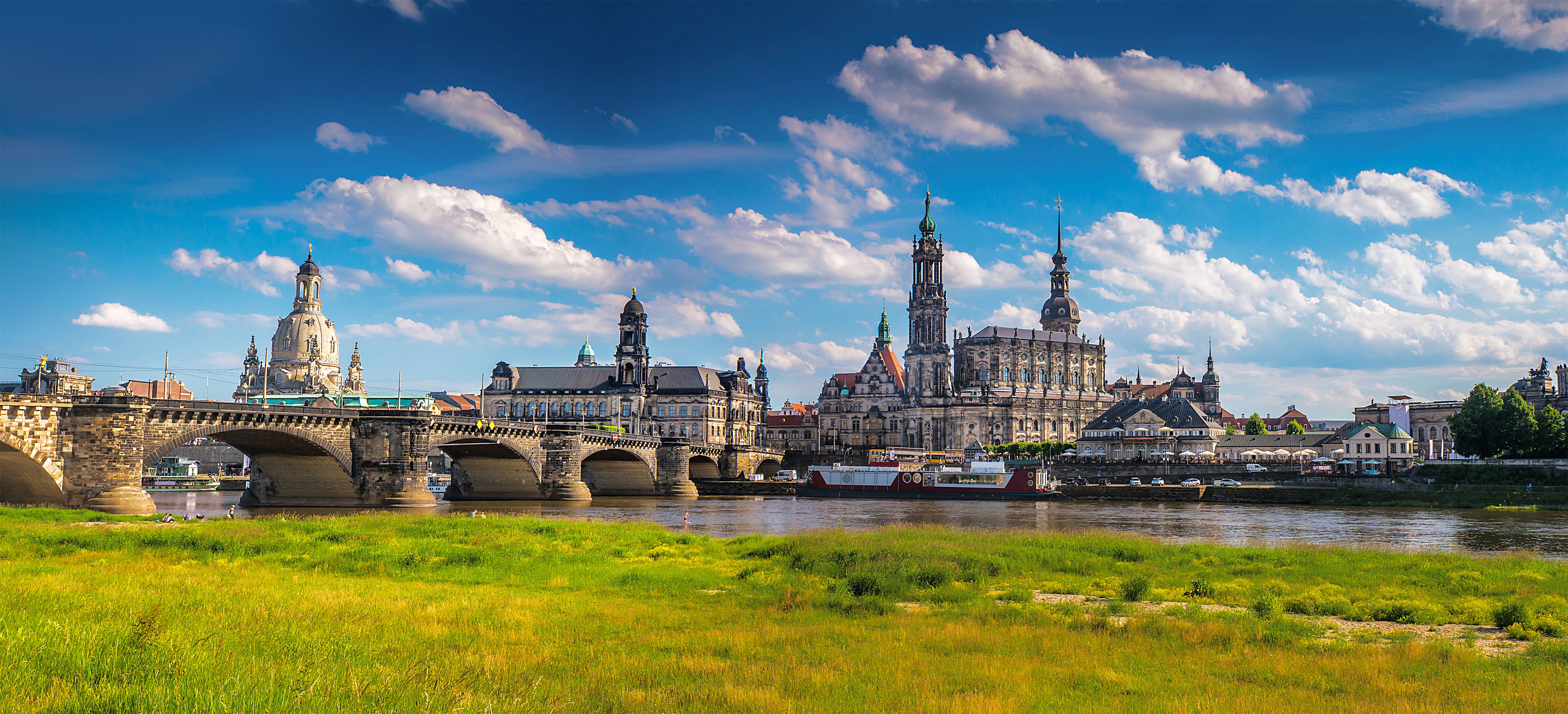 Panoramablick auf die Dresdner Altstadt mit Frauenkirche, Hofkirche, Semperoper und Augustusbrücke entlang der Elbe.