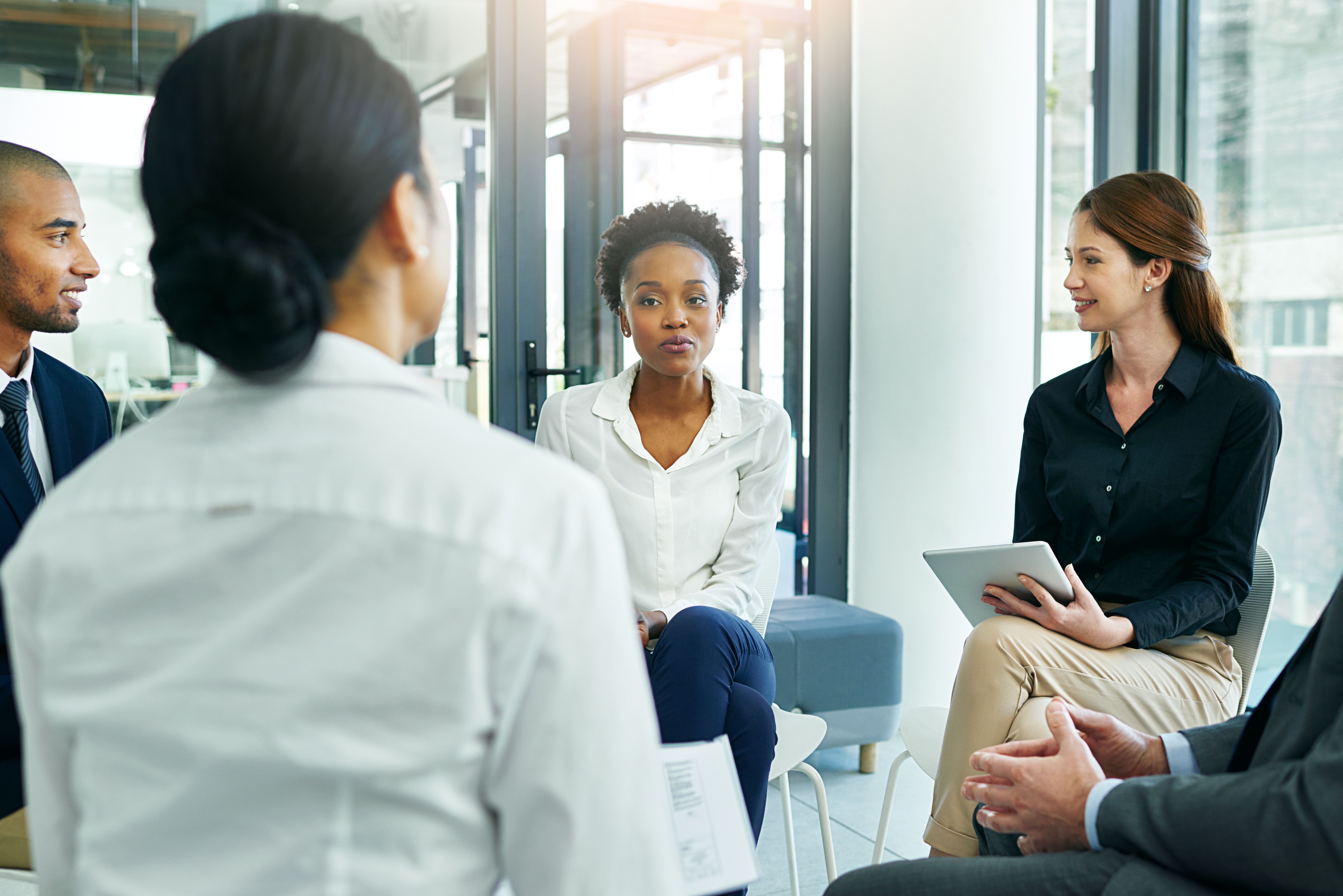 Bewerberinnen und Bewerber im Gespräch mit Recruitern und Unternehmen auf einer Karrieremesse in Hessen.