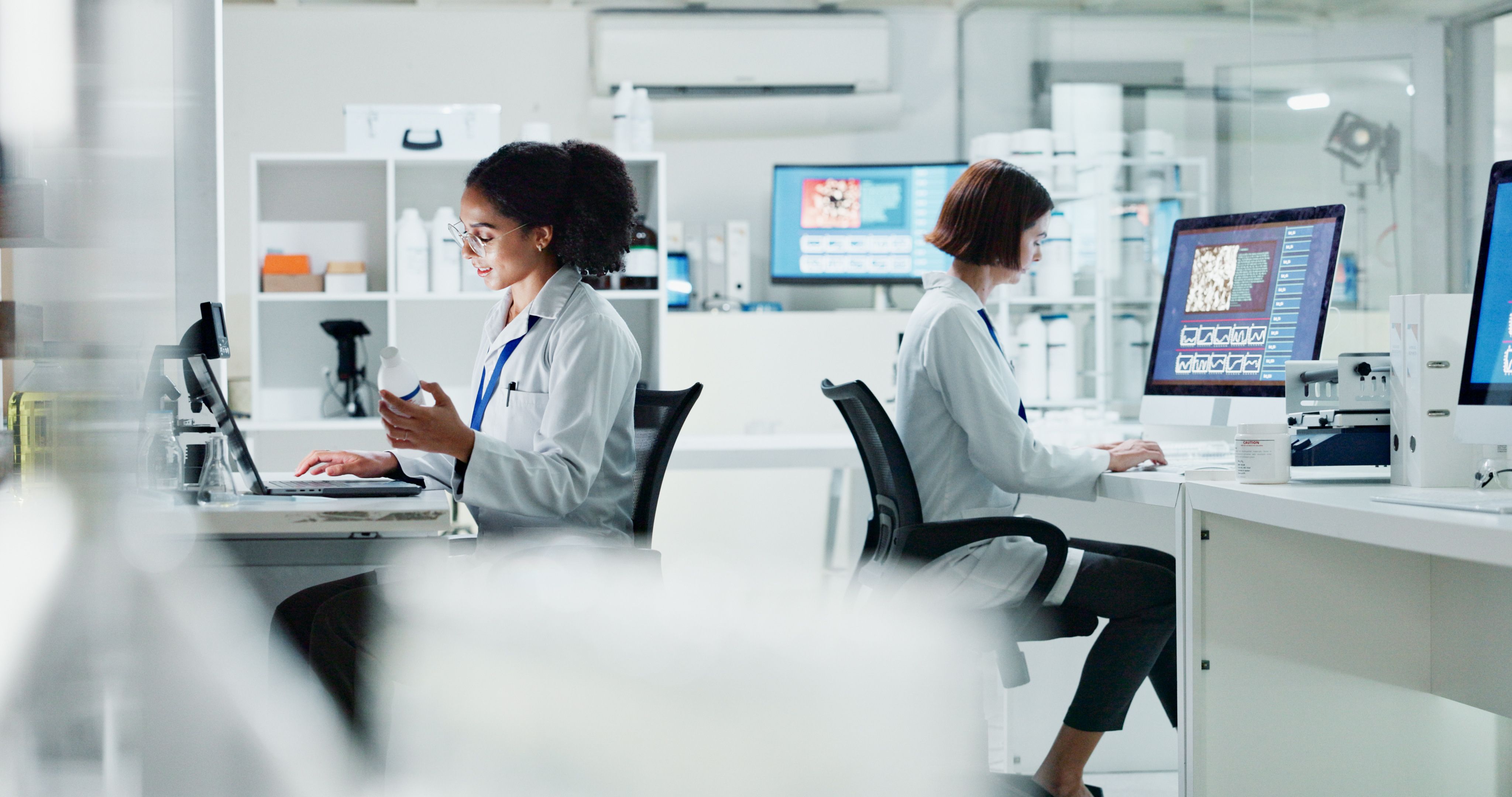 Wissenschaftlerinnen arbeiten in einem modernen Labor – Forschungs- und Karrierechancen in der Pharma- und Biotechnologiebranche in Rheinland-Pfalz.