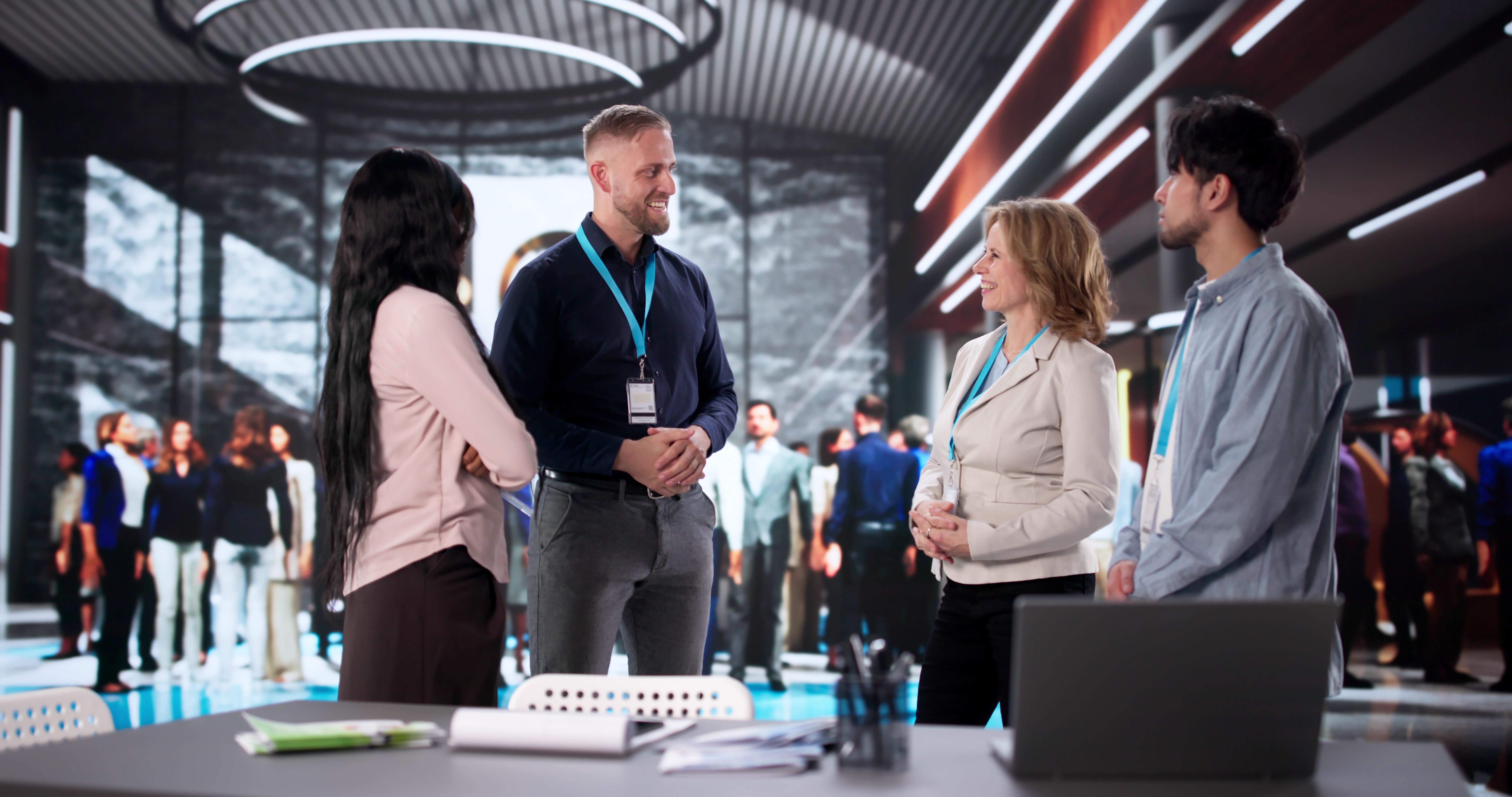 Gespräch zwischen Besuchern und Ausstellern auf einer Jobmesse oder Karrieremesse in einer modernen Messehalle