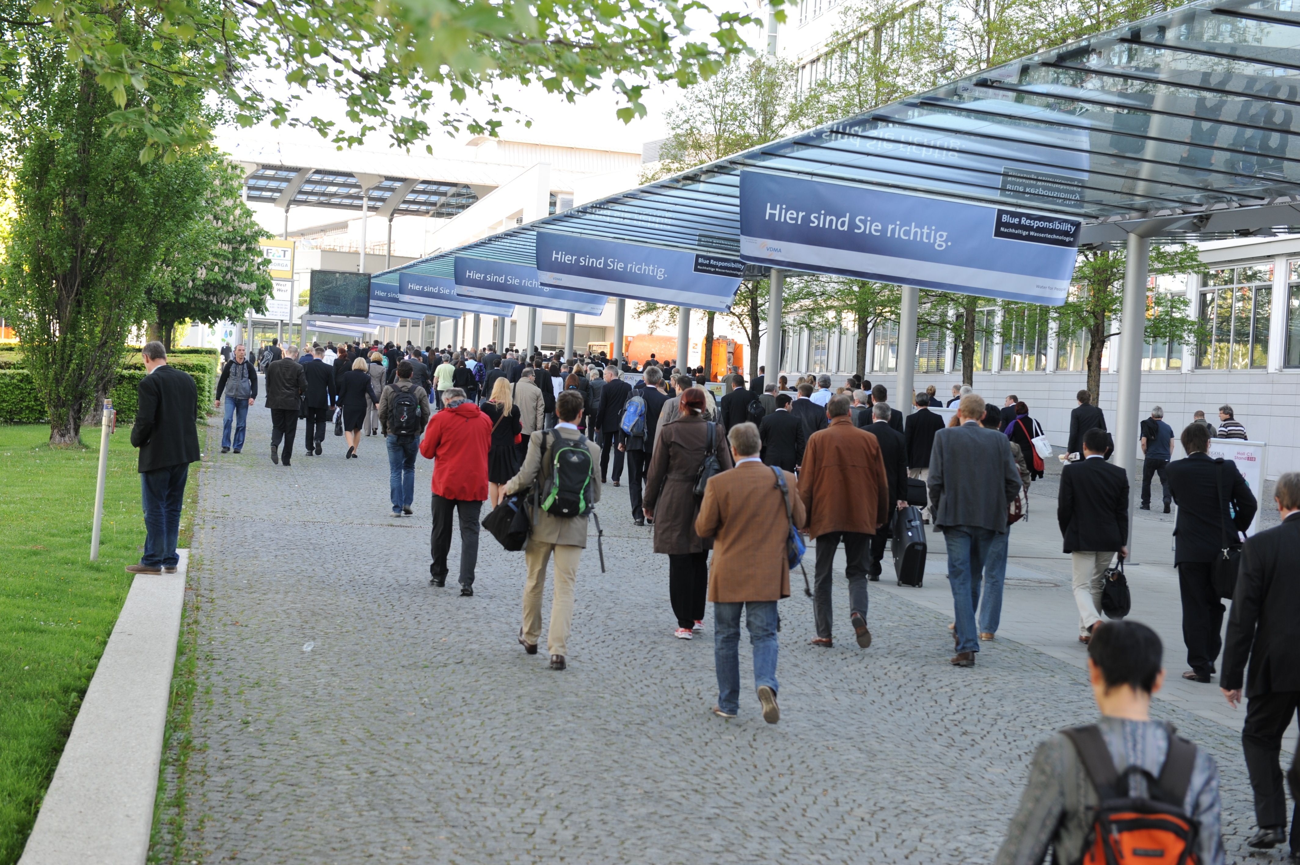 Besucher auf dem Weg zu einer Jobmesse und Karriereveranstaltung in Stuttgart vor dem Messegelände